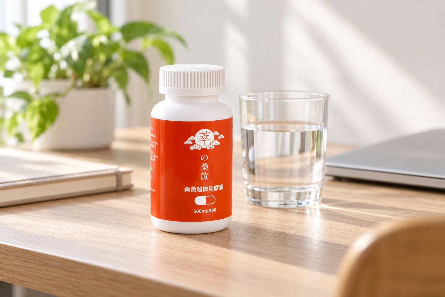 明亮辦公桌上的萃桑黃膠囊、水杯與工作筆記，情境照片
